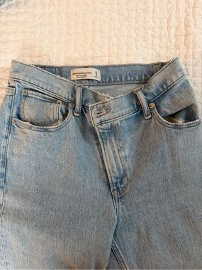 Abercrombie & Fitch Women's Light Wash High-Rise Jeans